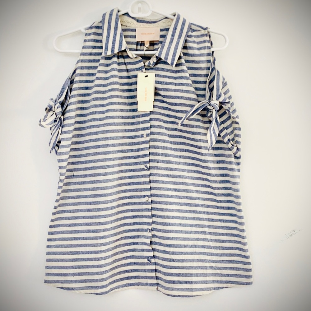 NWT Skies Are Blue Button Up Cold Shoulder Top